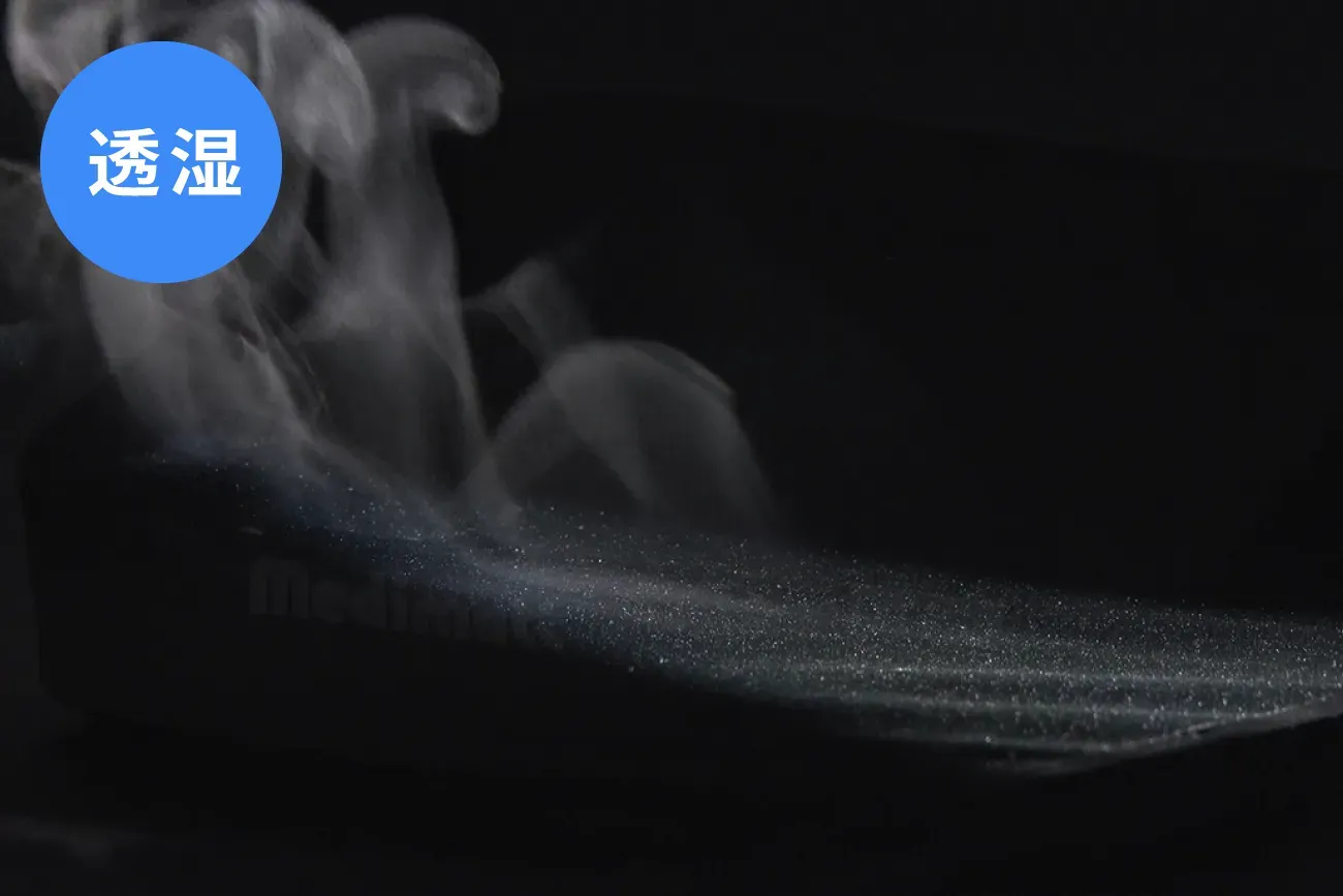 <p>汗などの水蒸気を外部に拡散して蒸れを防ぐ</p>