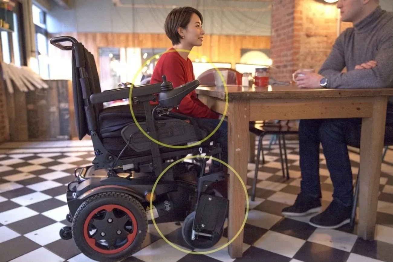 電動車いす クイッキー200R  テーブルへの接近や移乗が容易