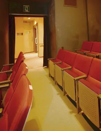 観客席から直通の最も近いトイレを改修(出入口の突き当り右側)