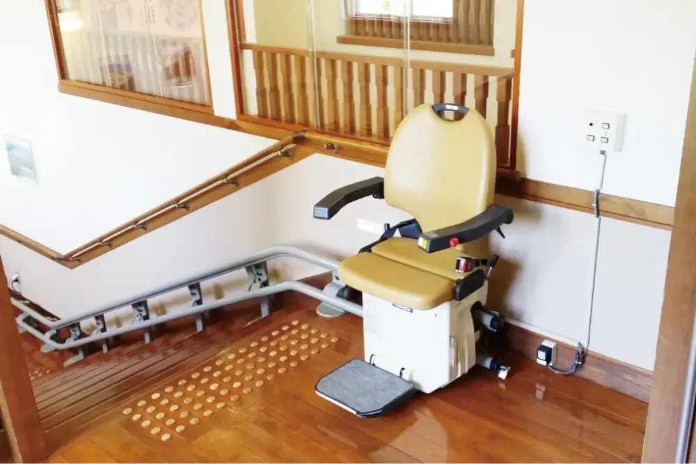 敦賀ムゼウム2階展示室への階段に設置