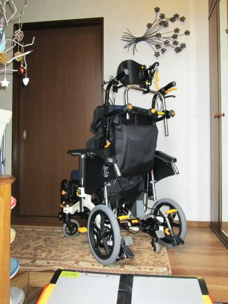 リクライニング車いすで室内の移動が容易に①