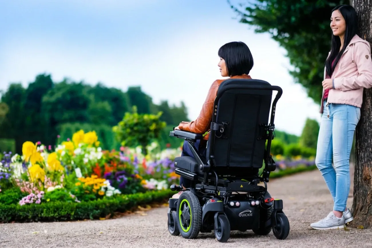 <p>中輪駆動は、屋外環境での優れた操縦性と屋内での高い性能のバランスを保ちます。</p>
