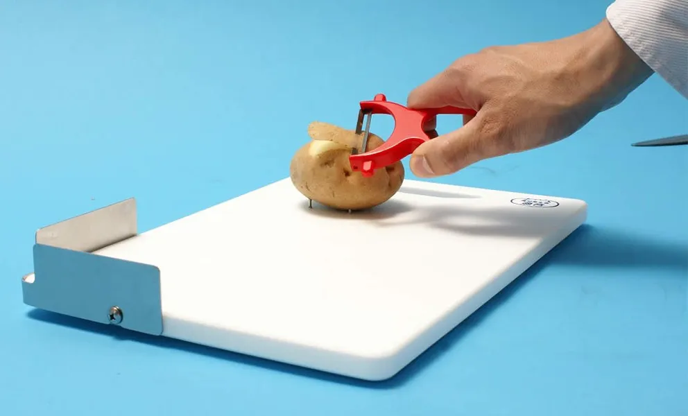 釘に野菜を刺し片手で皮むき