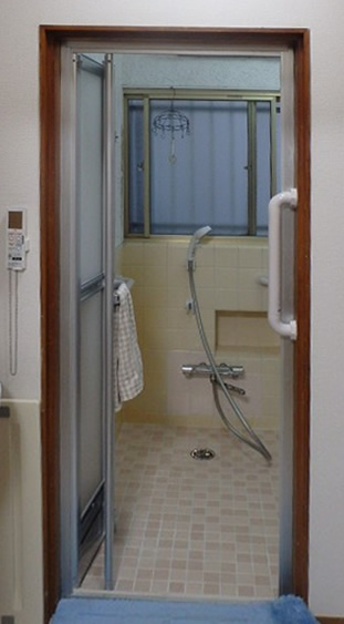 浴室の出入りドアの改修 。中折れ戸にし、ドアを開ける時にスペースも取らず救助する際にもドアごと取り外せる。