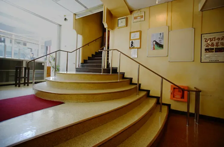 来場客が安心して利用できるよう連続手すりも改修