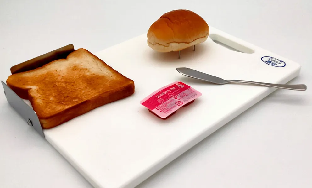 コーナーにパンを置きジャムを塗る