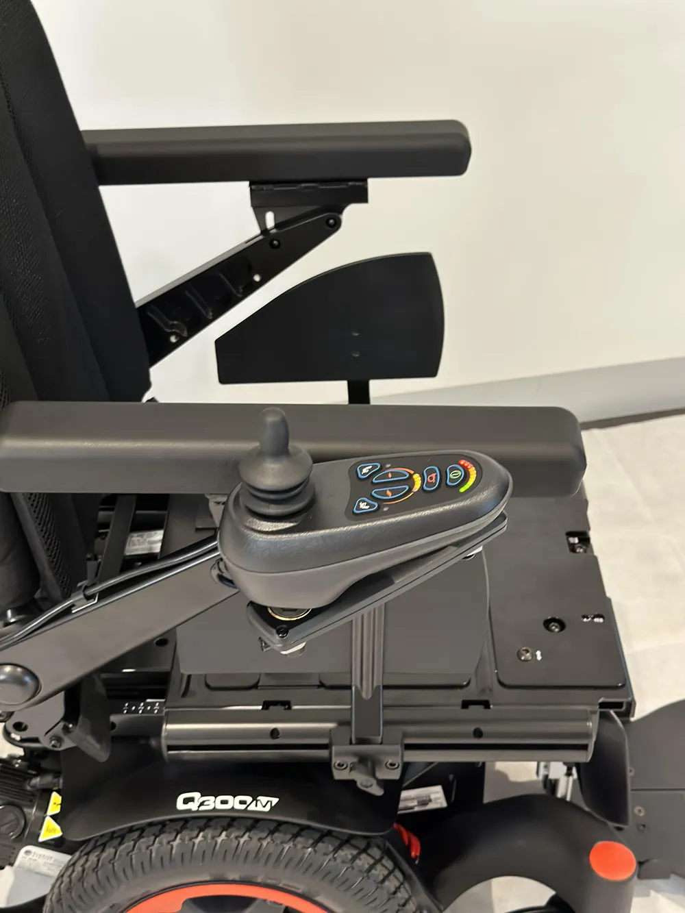 Q300 M ティルト ジョイスティック取付 パラレルスイングアウェイ マルチポジション