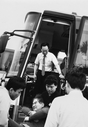 沖縄ではバスの乗降はすべてマンパワーで対応した。写真上は太田仁史先生