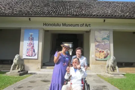 ホノルル美術館でガイドさんと一緒に