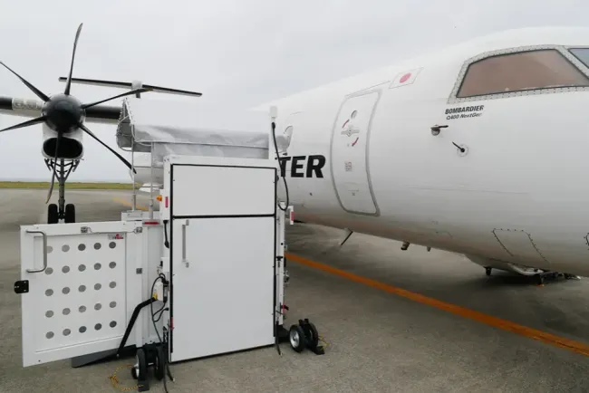 沖縄離島の空港へ、車いすの航空機乗降用の移動式昇降機が導入されました。