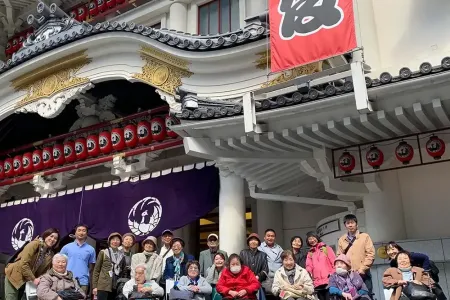 歌舞伎座前にて