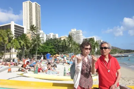 ワイキキビーチで仲良しご夫婦