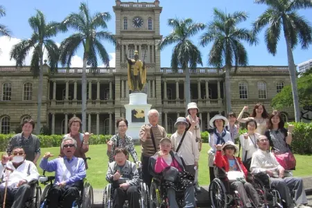 カメハメハ大王像をバックに