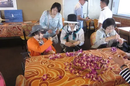 意外と難しい「レイ」つくり体験