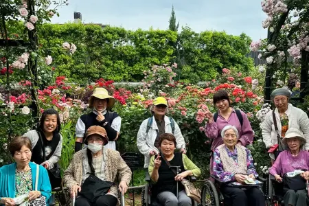 花々をバックに一枚