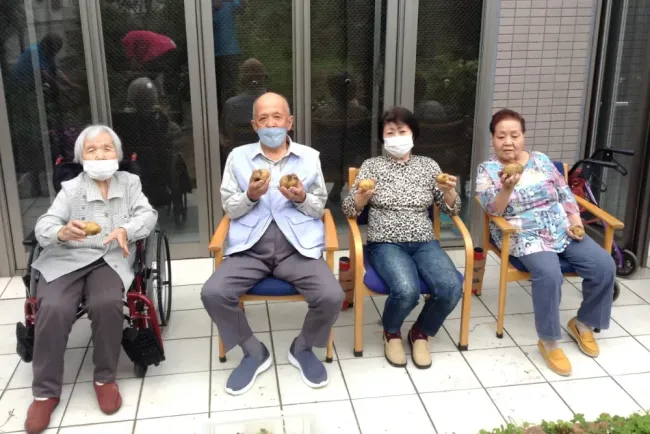 ひだまり農園で「じゃがいも」を収穫しました！【DS友愛ひだまりサロン】