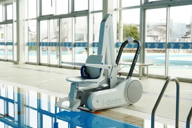 葛飾区 奥戸総合スポーツセンターにプールリフト（移動式）が導入されました。