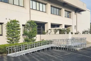 公共下水処理場の玄関を “ 手すり付き組上げスロープ ” を用いてバリアフリー化