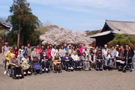 道成寺：満開の桜をバックに記念撮影