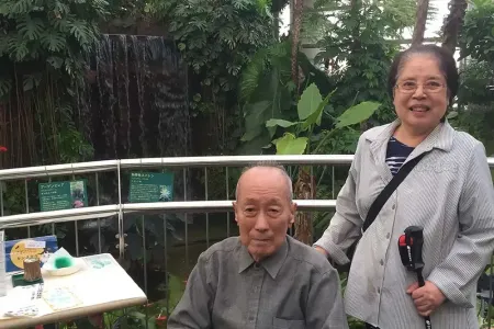 南方の大きな植物に囲まれてニッコリ