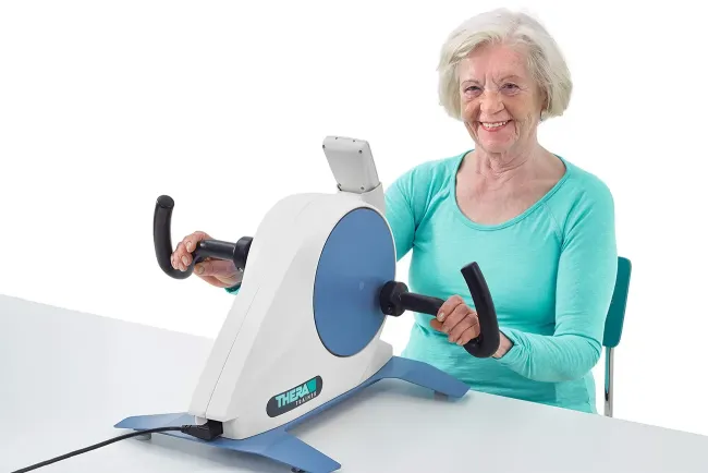 セラトレーナー モビ ：立つことが困難な方でも下肢や上肢の運動が行えます。ご家庭で使用できる軽量・コンパクト設計。