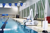 神奈川県立スポーツセンターの障がい者水泳教室にプールリフト(移動式)が導入されました。