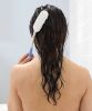 持ちやすい洗髪用ブラシ：  柄が長く、肩関節の動きに制限のある方も無理なく髪を洗うことができます。