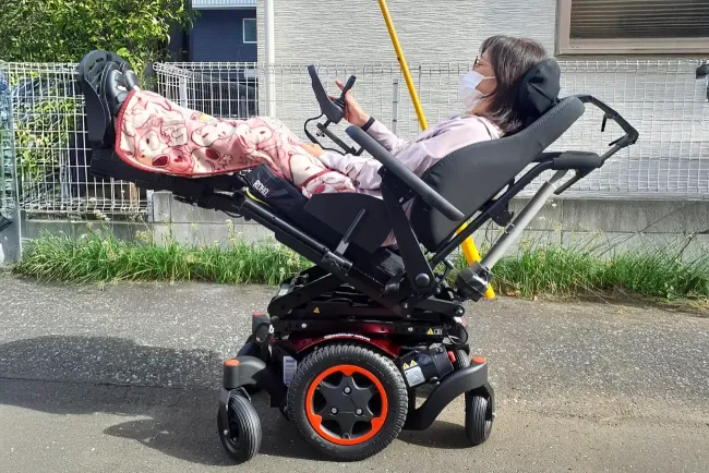 コンパクト中輪駆動電動車いす”Q300Mミニ”で一人でできることが増えた