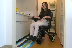 電動車いす“Ｑ５０Ｒカーボン” 室内での使用例