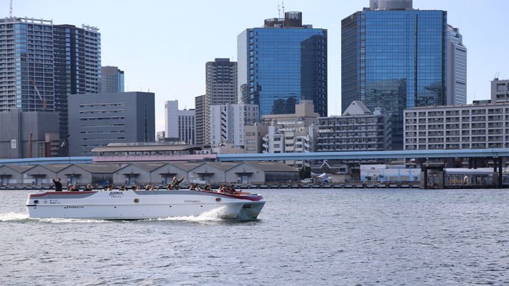 東京湾クルーズ　スロープビルド　オープンエアーの双胴船　NANO2