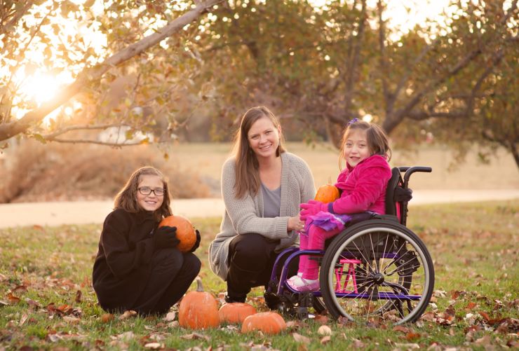 車椅子　ジッピー エクスケイプを使用しているリリーと家族