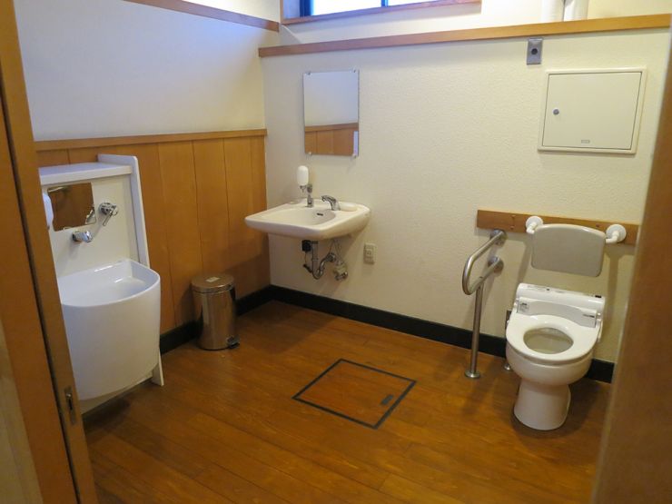 多目的トイレ：左側にオストメイト対応機器