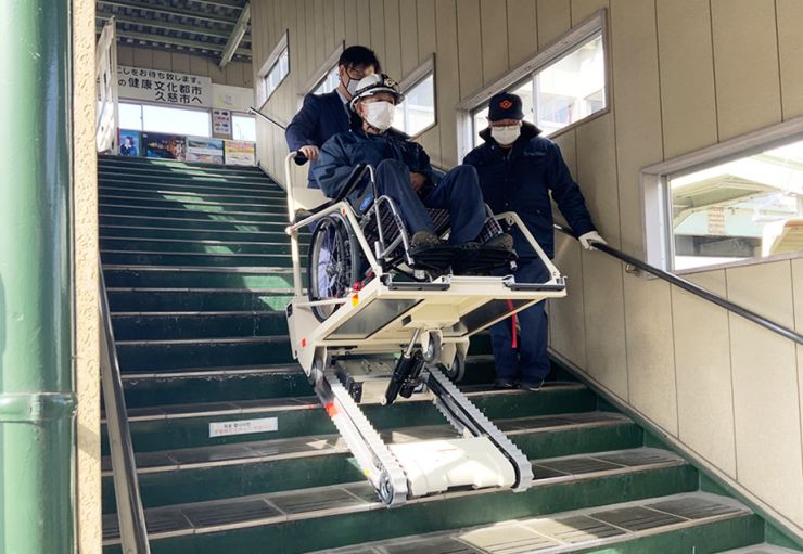 駅の階段を車いすごと昇降するステアシップ