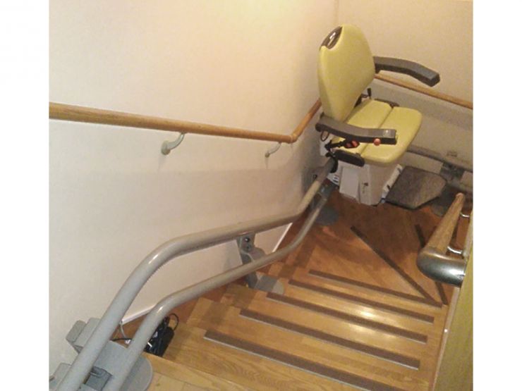 個人宅の螺旋形状で90度に曲がる階段へ設置されたいす式階段昇降機